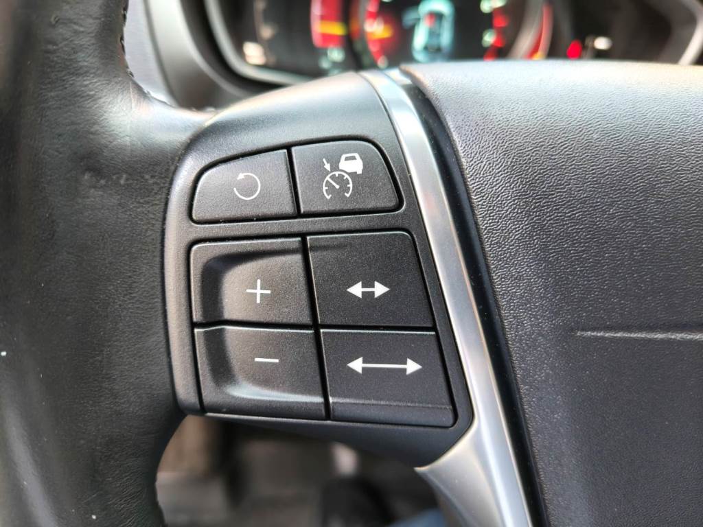 V40 轎旅車 1.6 T4 旗艦型 渦輪增壓 導航 ACC 全景天窗 倒車影像 自動停車系統 盲點偵測 【意 洽 :0958-681555 Line 同電話，呂先生，歡迎聯絡賞車，謝謝!】  第19張相片