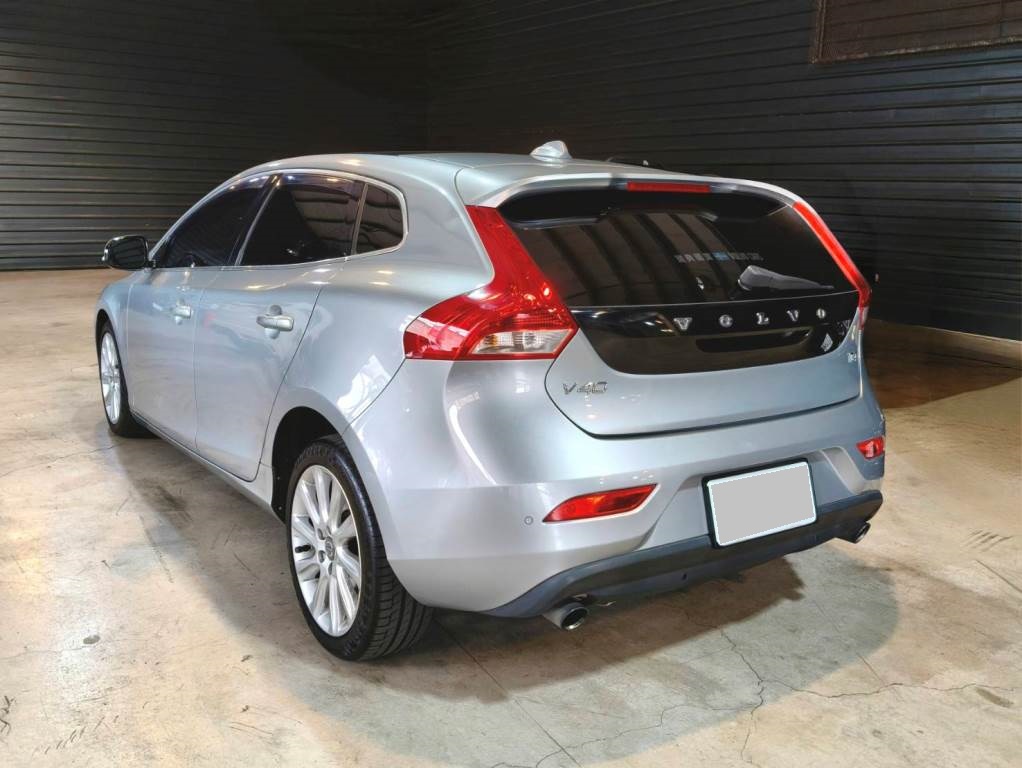 V40 轎旅車 1.6 T4 旗艦型 渦輪增壓 導航 ACC 全景天窗 倒車影像 自動停車系統 盲點偵測 【意 洽 :0958-681555 Line 同電話，呂先生，歡迎聯絡賞車，謝謝!】  第20張相片