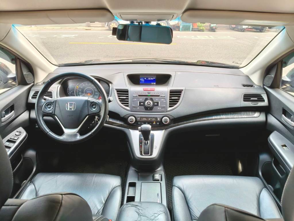 CR-V 第四代 休旅車 2.4 VTi 手自排快撥 恆溫 定速  一手車 跑10萬 認證車 可全額貸 原鈑件 無待修 保證無泡水 無重大事故 車況優【意 洽 :0958-681555 Line 同電話，呂先生，歡迎聯絡賞車，謝謝!】  第5張相片