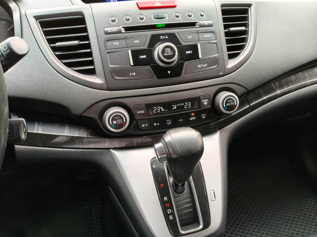 CR-V 第四代 休旅車 2.4 VTi 手自排快撥 恆溫 定速  一手車 跑10萬 認證車 可全額貸 原鈑件 無待修 保證無泡水 無重大事故 車況優【意 洽 :0958-681555 Line 同電話，呂先生，歡迎聯絡賞車，謝謝!】  第8張相片