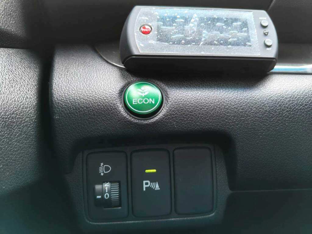 CR-V 第四代 休旅車 2.4 VTi 手自排快撥 恆溫 定速  一手車 跑10萬 認證車 可全額貸 原鈑件 無待修 保證無泡水 無重大事故 車況優【意 洽 :0958-681555 Line 同電話，呂先生，歡迎聯絡賞車，謝謝!】  第9張相片