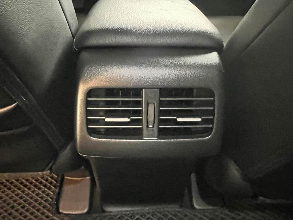 CR-V 第四代 休旅車 2.4 VTi 手自排快撥 恆溫 定速  一手車 跑10萬 認證車 可全額貸 原鈑件 無待修 保證無泡水 無重大事故 車況優【意 洽 :0958-681555 Line 同電話，呂先生，歡迎聯絡賞車，謝謝!】  第10張相片