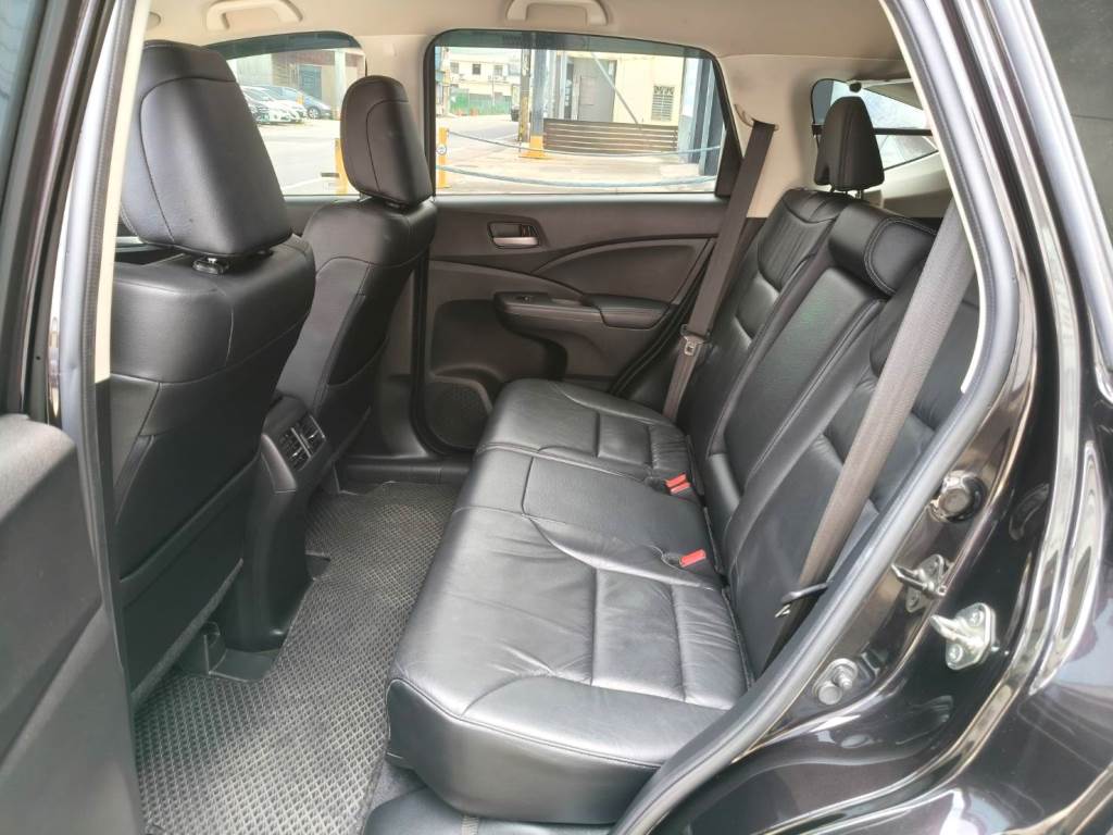 CR-V 第四代 休旅車 2.4 VTi 手自排快撥 恆溫 定速  一手車 跑10萬 認證車 可全額貸 原鈑件 無待修 保證無泡水 無重大事故 車況優【意 洽 :0958-681555 Line 同電話，呂先生，歡迎聯絡賞車，謝謝!】  第15張相片