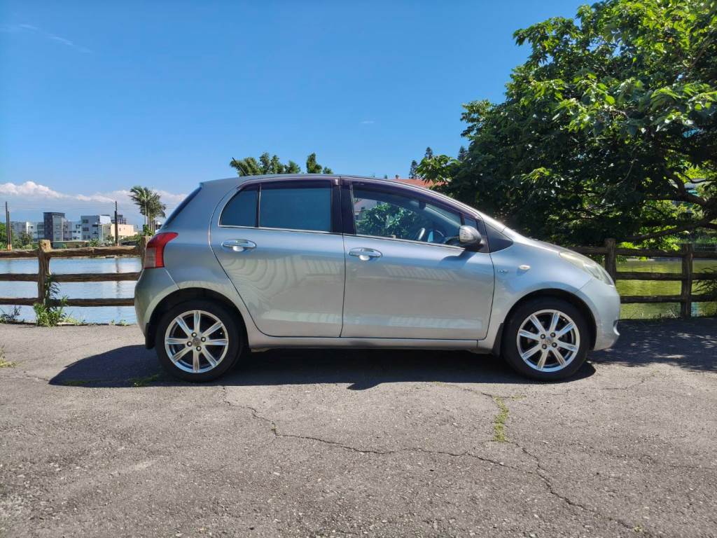 2007年式 YARIS 一手車 保證無泡水 無重大事故 車況佳【意 洽 :0958-681555 Line 同電話，呂先生，歡迎聯絡賞車，謝謝!】  第2張相片