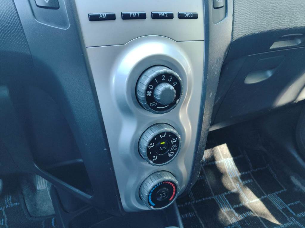 2007年式 YARIS 一手車 保證無泡水 無重大事故 車況佳【意 洽 :0958-681555 Line 同電話，呂先生，歡迎聯絡賞車，謝謝!】  第6張相片