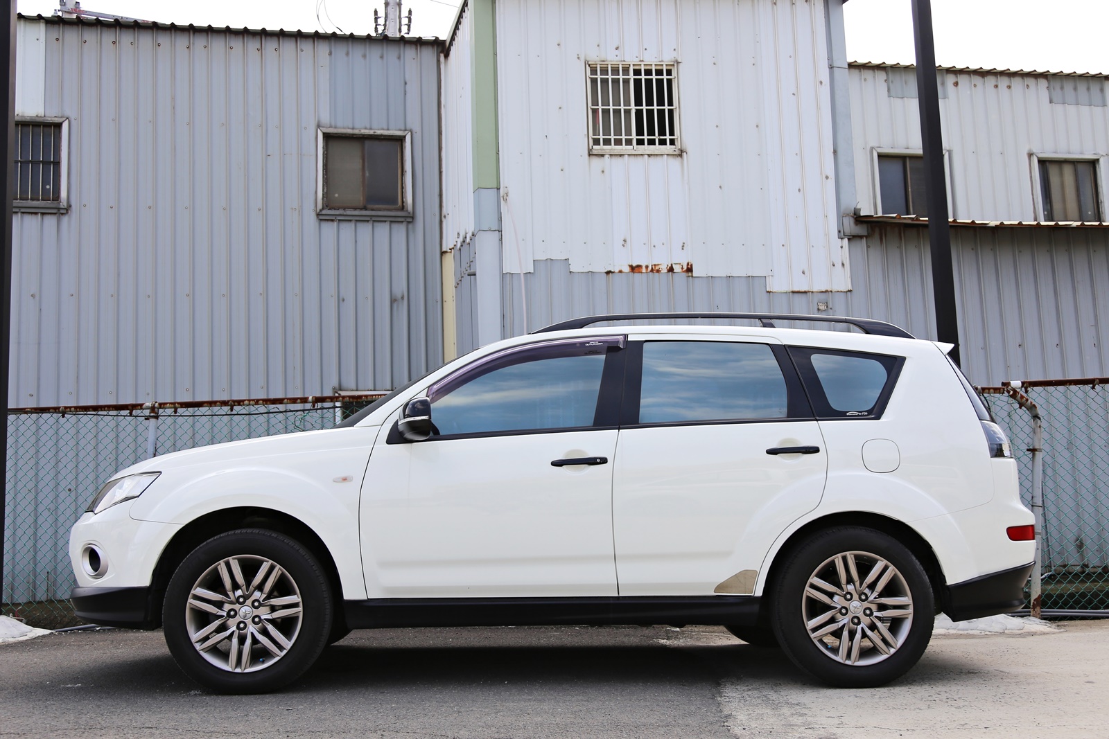 實車實價 可線上視訊賞車 FB搜尋【誠信小邱 專業中古車經理人】  第2張相片