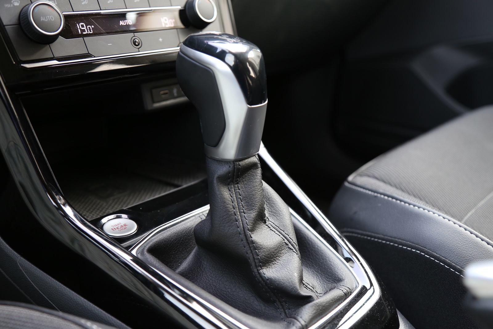 實車實價 可線上視訊賞車 FB搜尋【誠信小邱 專業中古車經理人】  第13張相片