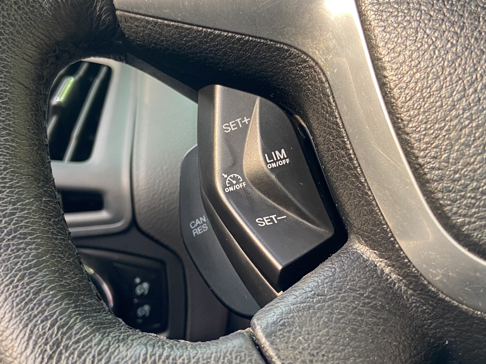 實車實價 可線上視訊賞車 FB搜尋【誠信小邱 專業中古車經理人】  第6張相片