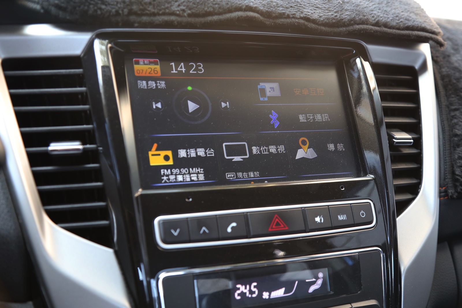 實車實價 可線上視訊賞車 FB搜尋【誠信小邱 專業中古車經理人】  第12張相片
