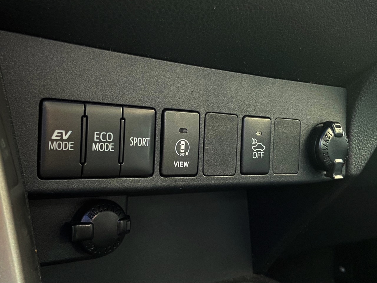 實車在店 四代小改款RAV4 Hybrid油電版 里程只跑4萬 市場稀有油電車   第8張相片