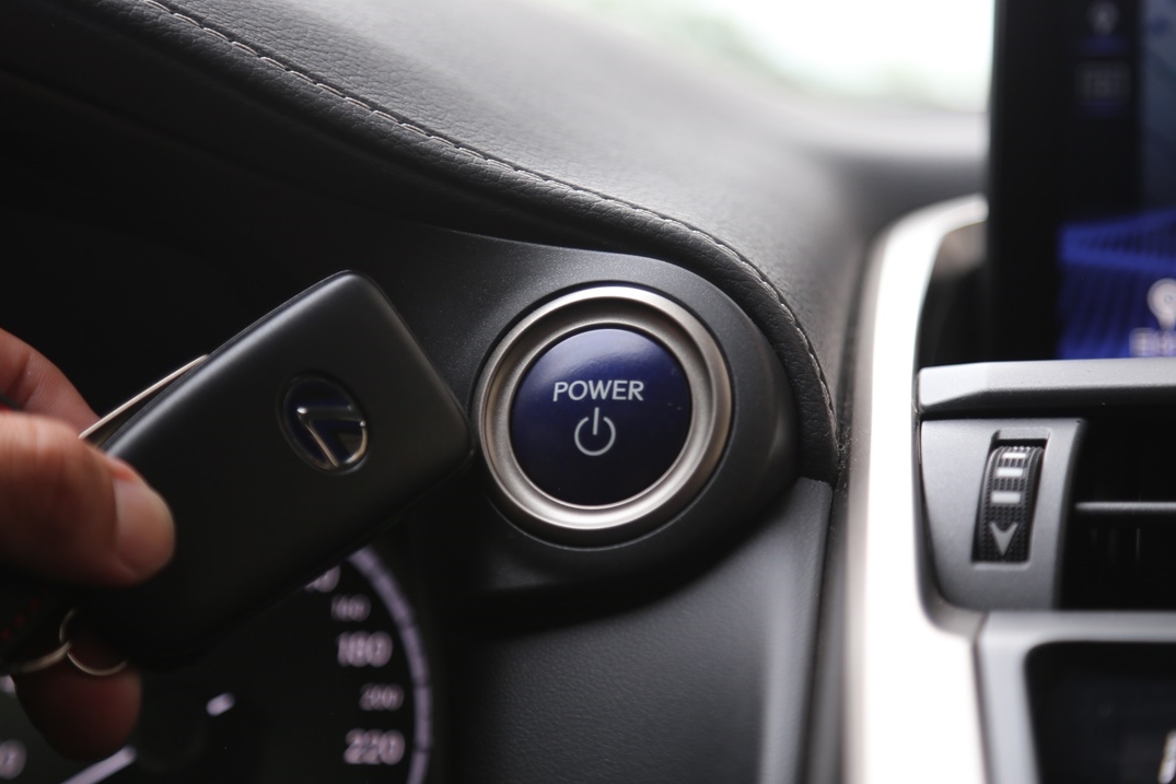 油電F-sport AWD版 實車實價 可線上視訊賞車 FB搜尋【誠信小邱 專業中古車經理人】  第9張相片