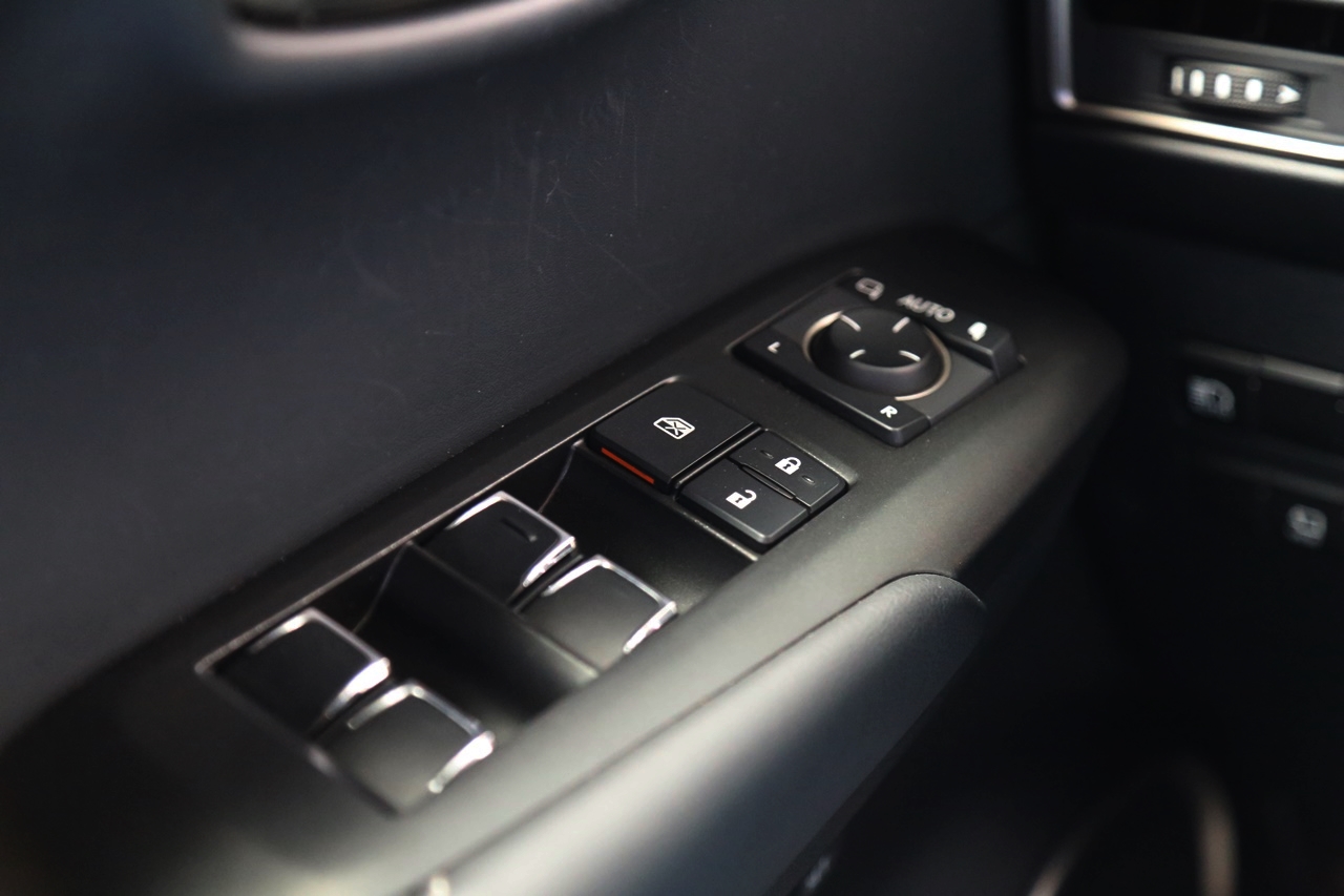 油電F-sport AWD版 實車實價 可線上視訊賞車 FB搜尋【誠信小邱 專業中古車經理人】  第11張相片