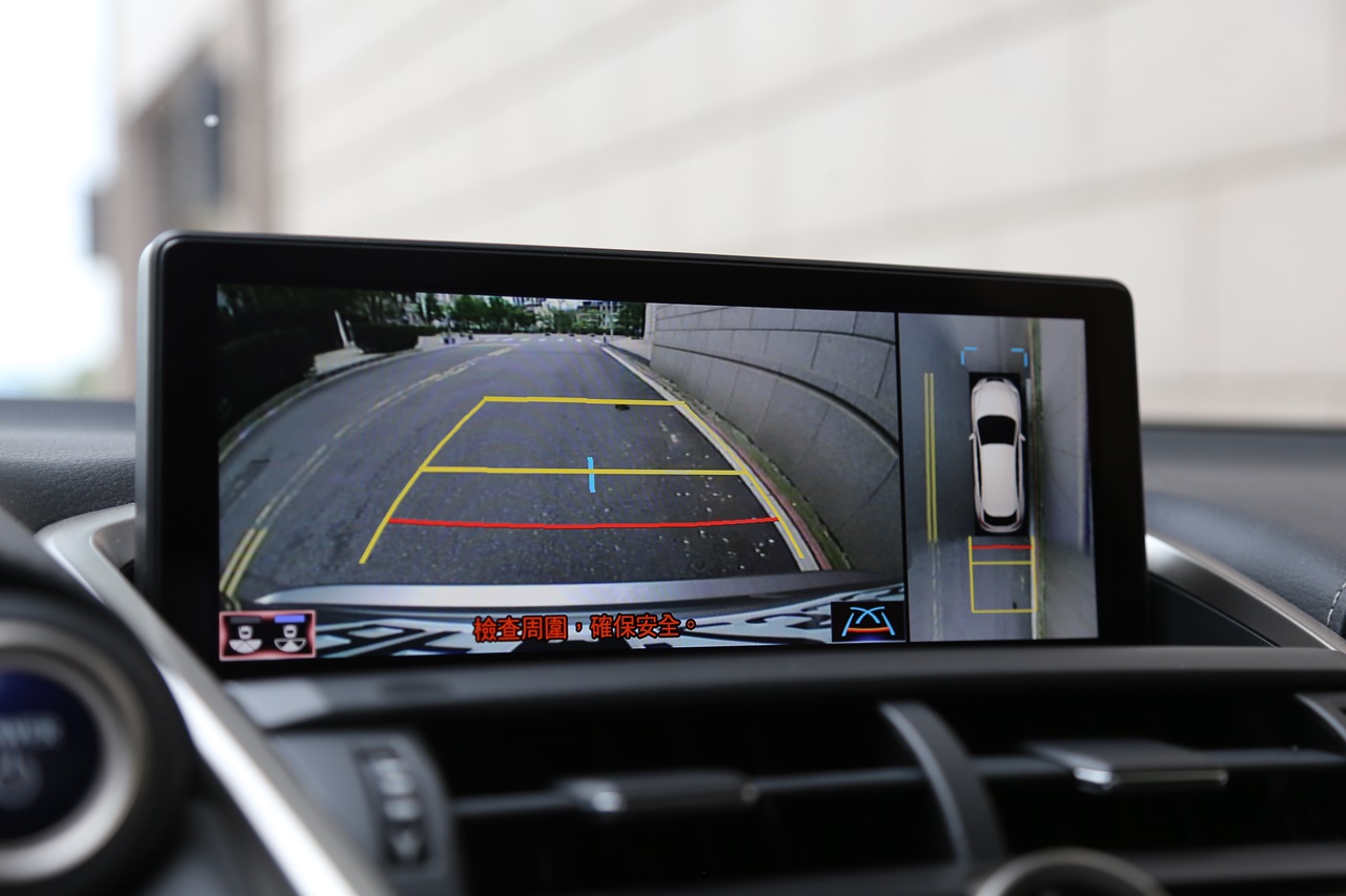 油電F-sport AWD版 實車實價 可線上視訊賞車 FB搜尋【誠信小邱 專業中古車經理人】  第13張相片