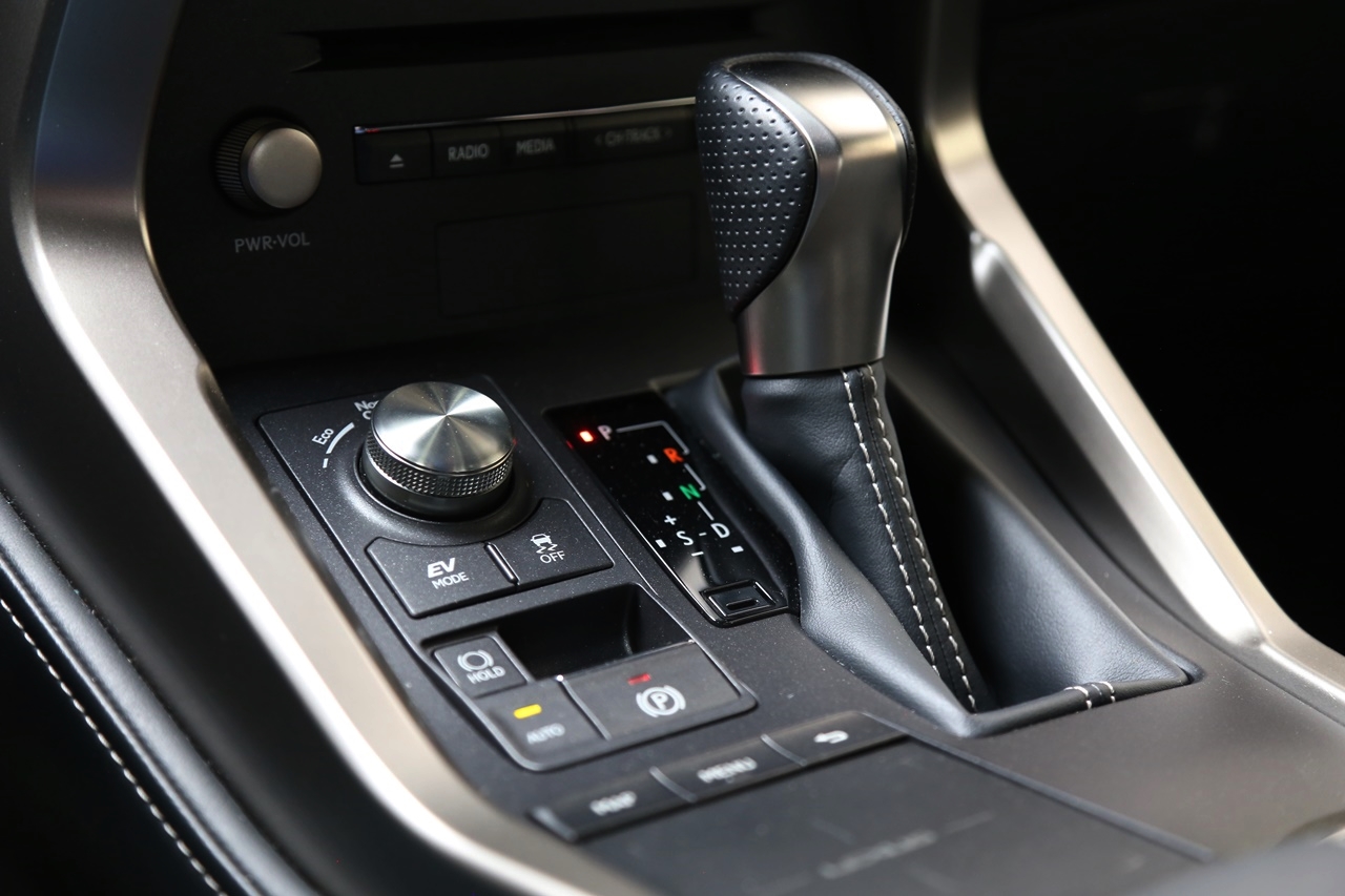 油電F-sport AWD版 實車實價 可線上視訊賞車 FB搜尋【誠信小邱 專業中古車經理人】  第14張相片