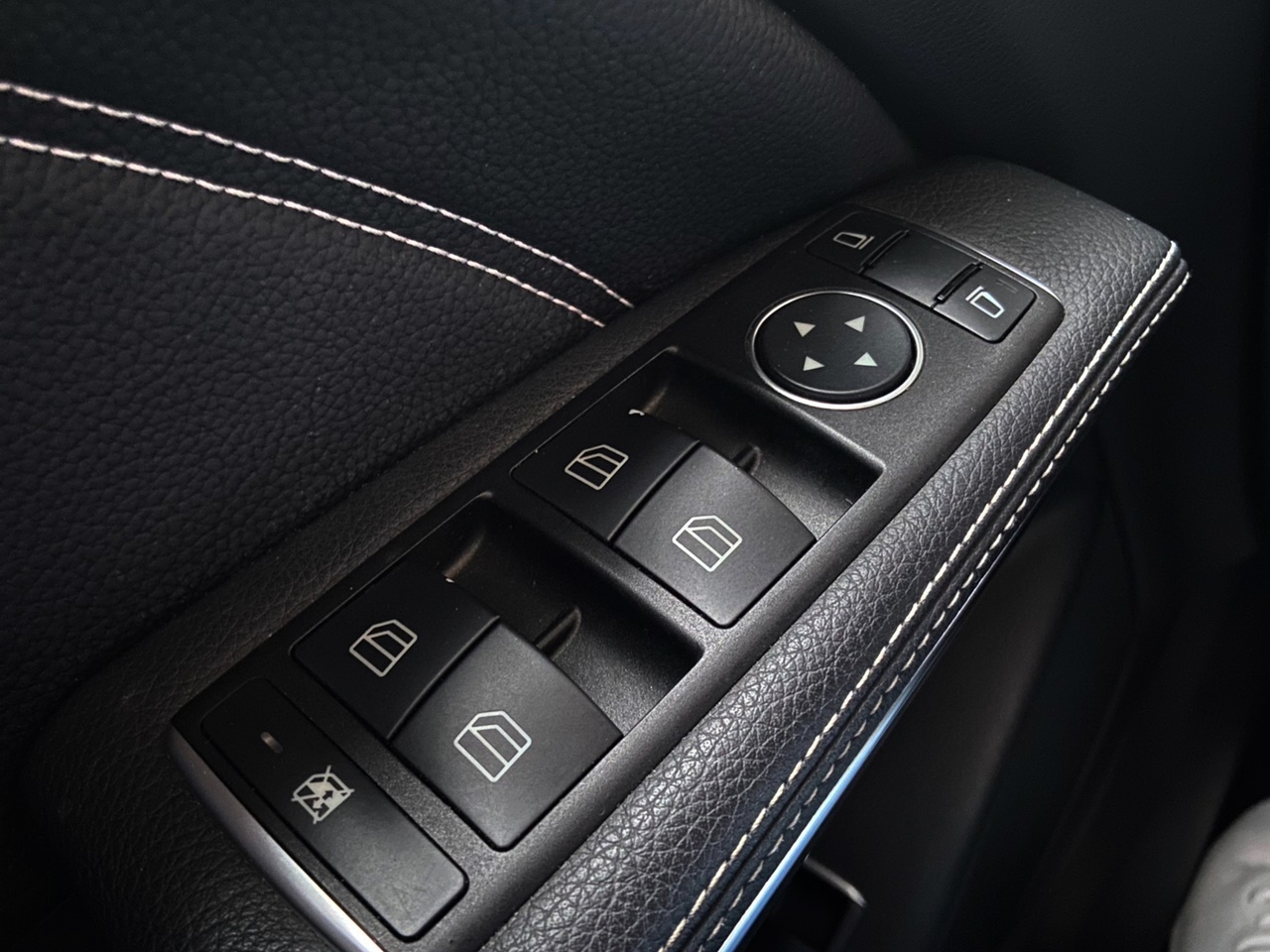 加規大滿配 GLA250 AMG 實車實價 FB搜尋 誠信小邱 專業中古車經理人  第13張相片