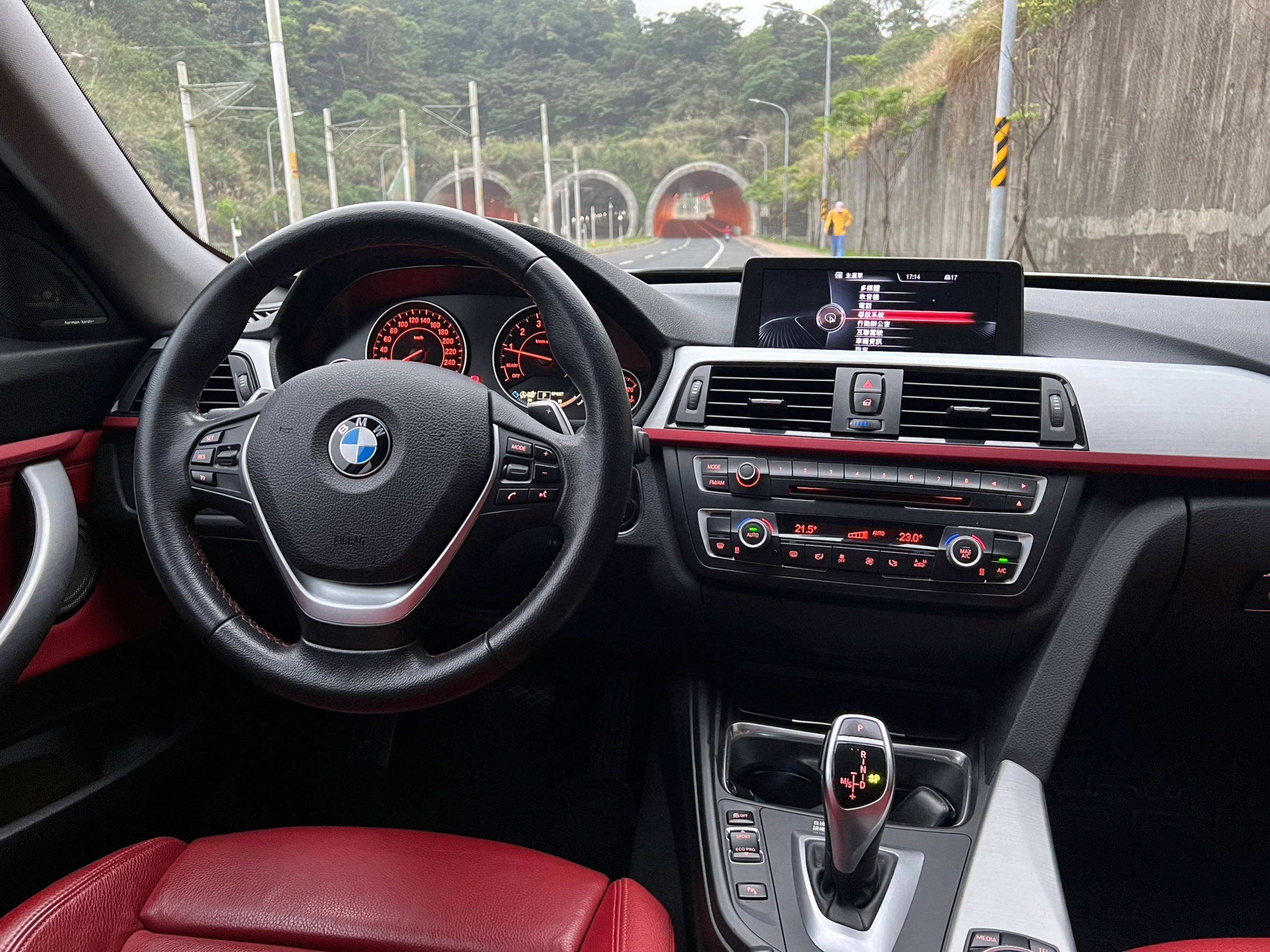 2014 BMW 328 GT 總代理，紅內裝運動版，無訂金試乘！0916 878 949 洪先生  第10張相片