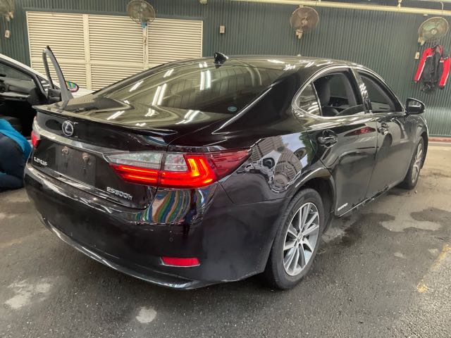 2015 Lexus es300h 豪華版 2.5l 油電 13.5萬公里 大電池健康 NT$420,000 有第三方認證，無待修、無泡水、無事故、三大保固  LINE:PT0974  #汽車#中古車#新車#原廠#代理商#貿易商#新古車  第2張相片