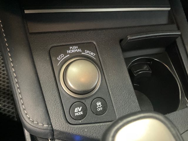 2015 Lexus es300h 豪華版 2.5l 油電 13.5萬公里 大電池健康 NT$420,000 有第三方認證，無待修、無泡水、無事故、三大保固  LINE:PT0974  #汽車#中古車#新車#原廠#代理商#貿易商#新古車  第11張相片