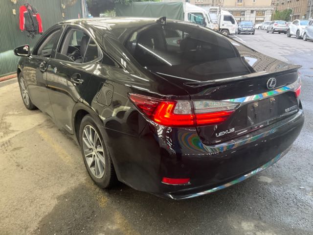 2015 Lexus es300h 豪華版 2.5l 油電 13.5萬公里 大電池健康 NT$420,000 有第三方認證，無待修、無泡水、無事故、三大保固  LINE:PT0974  #汽車#中古車#新車#原廠#代理商#貿易商#新古車  第14張相片