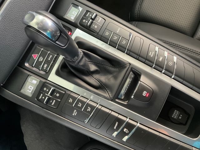 2018 PORSCHE MACAN 2.0L 總代理 4.2萬公里 非貫穿式尾燈 NT$1,150,000 有第三方認證，無待修、無泡水、無事故、三大保固  LINE:PT0974  #汽車#中古車#新車#原廠#代理商#貿易商#新古車  第6張相片