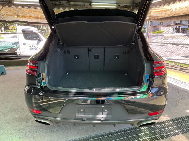 2018 PORSCHE MACAN 2.0L 總代理 4.2萬公里 非貫穿式尾燈 NT$1,150,000 有第三方認證，無待修、無泡水、無事故、三大保固  LINE:PT0974  #汽車#中古車#新車#原廠#代理商#貿易商#新古車  第8張相片