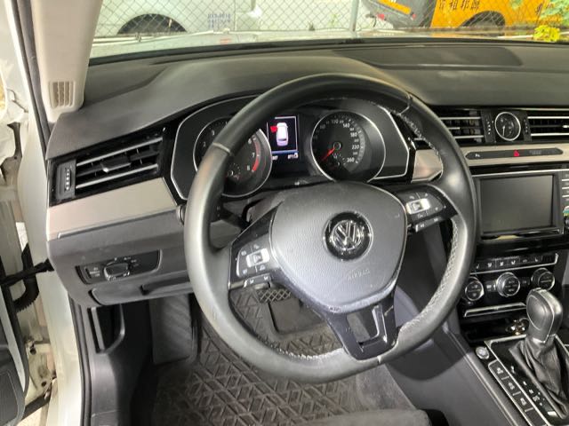 2017 福斯 PASSAT 旅行式小改款 1.8L 9.2萬公里 NT$300,000 有第三方認證，無待修、無泡水、無事故、三大保固  LINE:PT0974  #汽車#中古車#新車#原廠#代理商#貿易商#新古車#買車#賣車#五股#新北  第5張相片