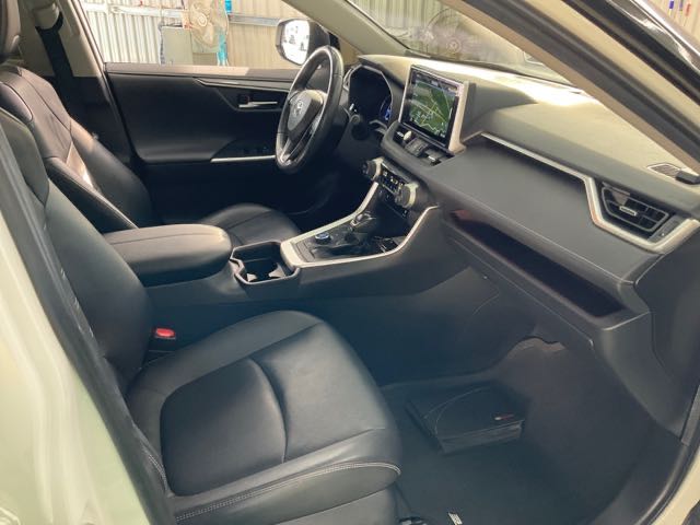 2020 TOYOTA RAV4 油電 2.5l 9.1萬公里 4WD 旗艦版 加裝數位TV NT$560,000 有第三方認證，無待修、無泡水、無事故、三大保固  LINE:PT0974  #汽車#中古車#新車#原廠#代理商#貿易商#新古  第10張相片