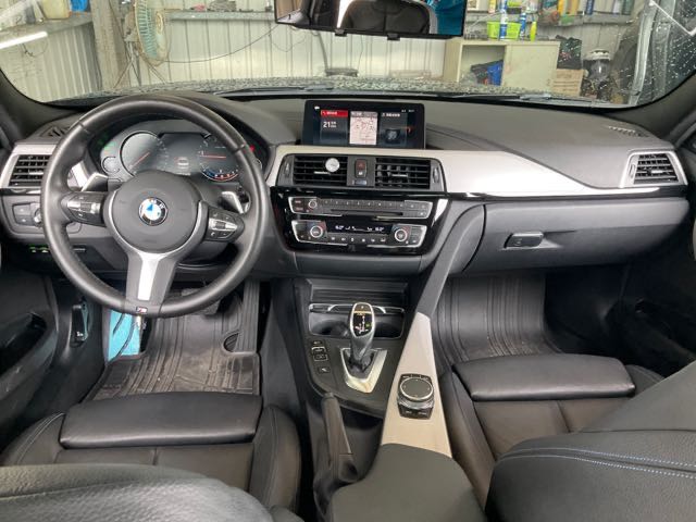 2018 BMW 320i 2.0l 8.7萬公里 m-sport NT$400,000 有第三方認證，無待修、無泡水、無事故、三大保固  後視鏡盲點、摸門、車道偏移、無ACC、環景  LINE:PT0974  #汽車#中古車#新車#原廠  第2張相片