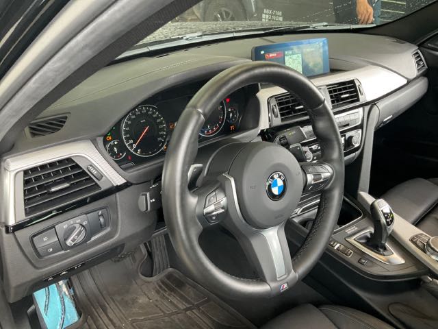 2018 BMW 320i 2.0l 8.7萬公里 m-sport NT$400,000 有第三方認證，無待修、無泡水、無事故、三大保固  後視鏡盲點、摸門、車道偏移、無ACC、環景  LINE:PT0974  #汽車#中古車#新車#原廠  第4張相片