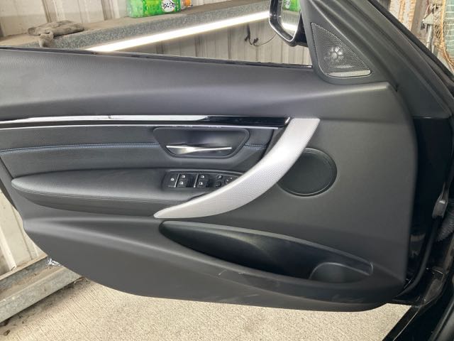 2018 BMW 320i 2.0l 8.7萬公里 m-sport NT$400,000 有第三方認證，無待修、無泡水、無事故、三大保固  後視鏡盲點、摸門、車道偏移、無ACC、環景  LINE:PT0974  #汽車#中古車#新車#原廠  第9張相片