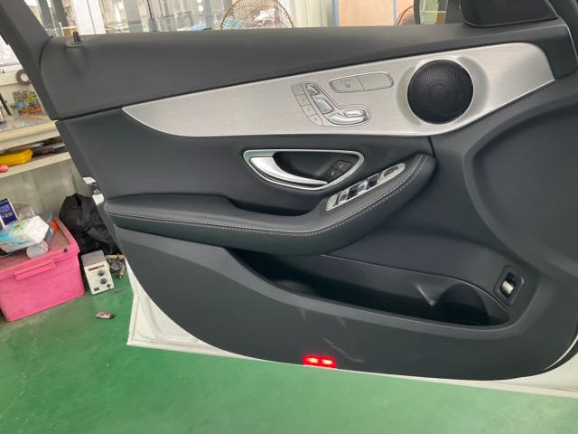 2018 BENZ C300 2.0L 7.2萬公里 腳踢尾門、後視鏡盲點、天窗、摸門 NT$640,000 有第三方認證，無待修、無泡水、無事故、三大保固  LINE:PT0974  #汽車#中古車#新車#原廠#代理商#貿易商#新古車  第3張相片