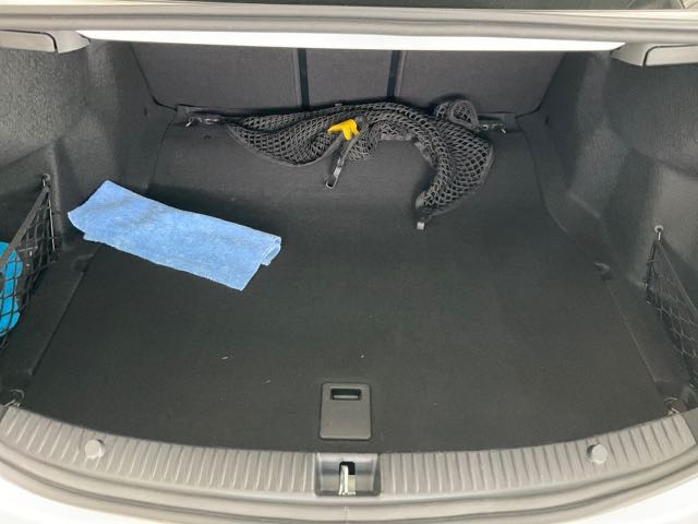 2018 BENZ C300 2.0L 7.2萬公里 腳踢尾門、後視鏡盲點、天窗、摸門 NT$640,000 有第三方認證，無待修、無泡水、無事故、三大保固  LINE:PT0974  #汽車#中古車#新車#原廠#代理商#貿易商#新古車  第6張相片