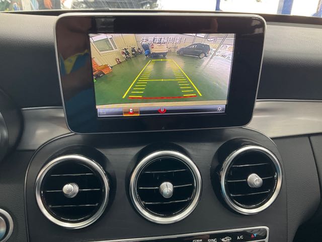 2018 BENZ C300 2.0L 7.2萬公里 腳踢尾門、後視鏡盲點、天窗、摸門 NT$640,000 有第三方認證，無待修、無泡水、無事故、三大保固  LINE:PT0974  #汽車#中古車#新車#原廠#代理商#貿易商#新古車  第9張相片