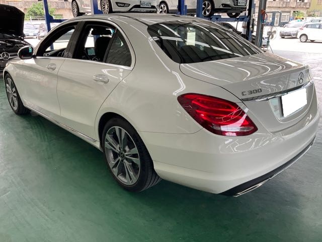 2018 BENZ C300 2.0L 7.2萬公里 腳踢尾門、後視鏡盲點、天窗、摸門 NT$640,000 有第三方認證，無待修、無泡水、無事故、三大保固  LINE:PT0974  #汽車#中古車#新車#原廠#代理商#貿易商#新古車  第10張相片