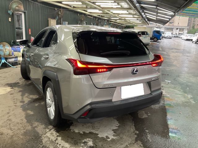 2020 LEXUS UX250H 2.0L 5萬公里 豪華版 後視鏡盲點、ACC、摸門 NT$620,000 有第三方認證，無待修、無泡水、無事故、三大保固  LINE:PT0974  #汽車#中古車#新車#原廠#代理商#貿易商#新古車  第10張相片