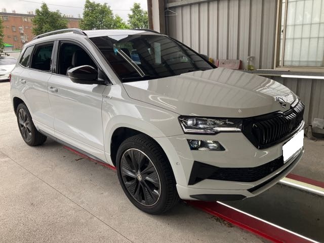 2022 SKODA KAROQ 1.5L 2.1萬公里 SPORTLINE 小改款 NT$560,000 有第三方認證，無待修、無泡水、無事故、三大保固  LINE:PT0974  #汽車#中古車#新車#原廠#代理商#貿易商#新古車#買車  第1張相片