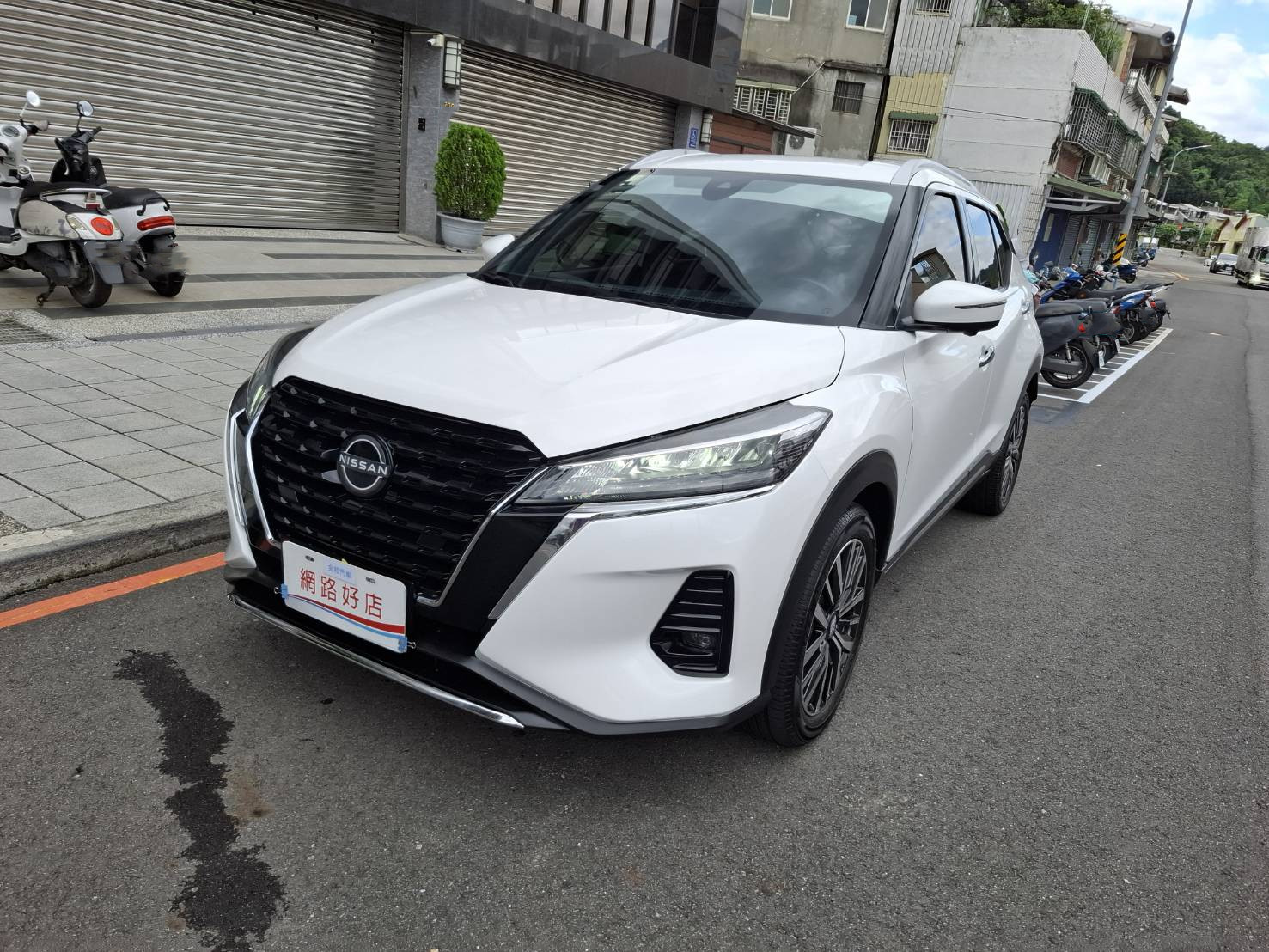 2023年 NISSAN KICKS 旗艦版 白色車身  黑色內裝  經典又時尚 歡迎預約賞車LINE：goo5168 洽詢電話：0912423585 宋小姐 貸款專辦 強力過件  第1張相片
