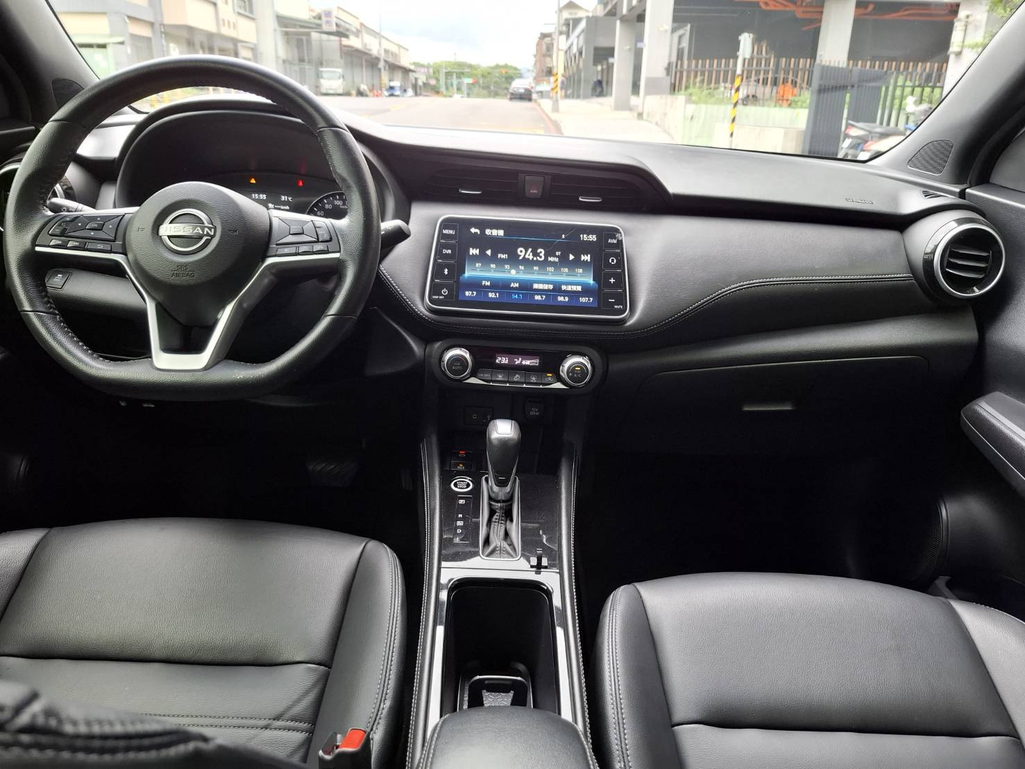 2023年 NISSAN KICKS 旗艦版 白色車身  黑色內裝  經典又時尚 歡迎預約賞車LINE：goo5168 洽詢電話：0912423585 宋小姐 貸款專辦 強力過件  第3張相片