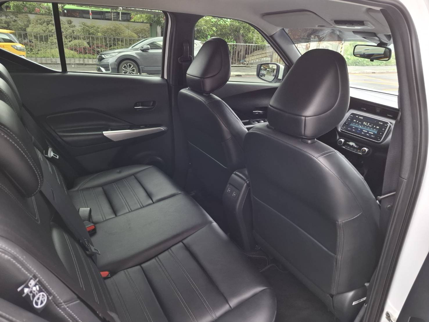 2023年 NISSAN KICKS 旗艦版 白色車身  黑色內裝  經典又時尚 歡迎預約賞車LINE：goo5168 洽詢電話：0912423585 宋小姐 貸款專辦 強力過件  第8張相片