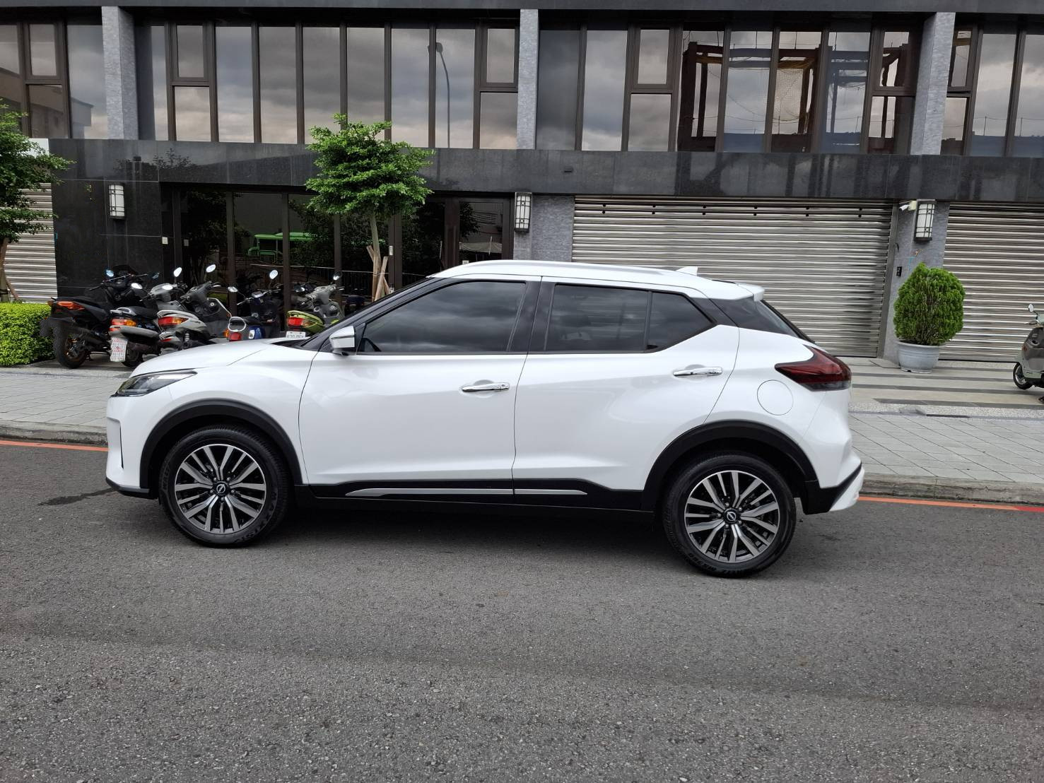 2023年 NISSAN KICKS 旗艦版 白色車身  黑色內裝  經典又時尚 歡迎預約賞車LINE：goo5168 洽詢電話：0912423585 宋小姐 貸款專辦 強力過件  第10張相片