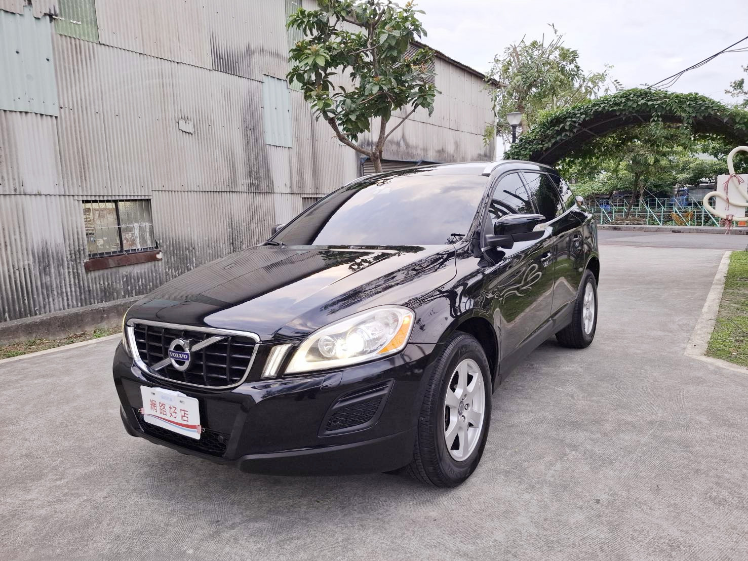 2012年 VOLVO XC60 T5 旗艦版 渦輪增壓動力 順暢好開 推力飽滿 典雅黑外觀 質感內裝 舒適寬敞 歡迎預約賞車 LINE：goo5168 洽詢電話：0912423585 宋小姐  第1張相片
