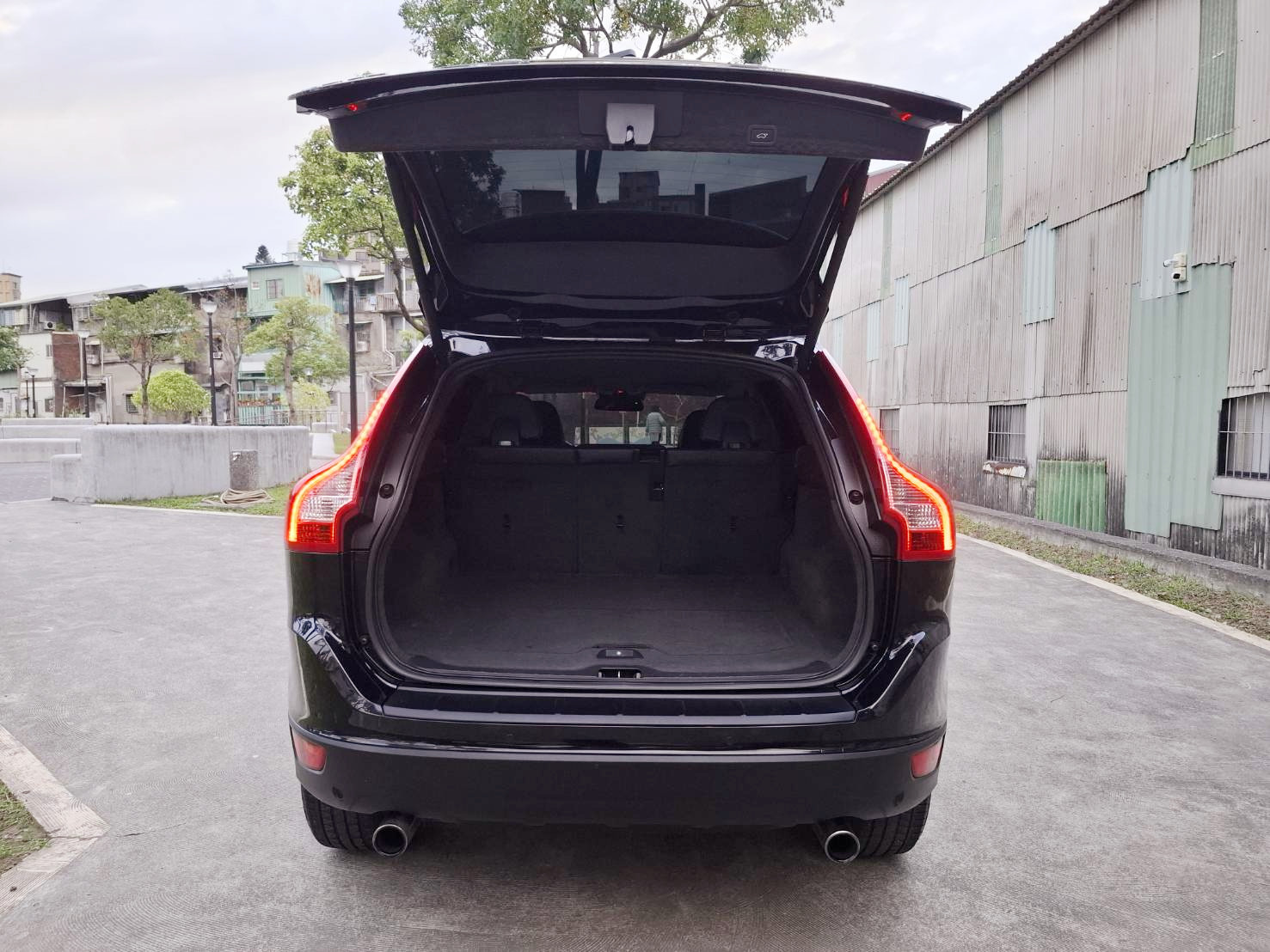 2012年 VOLVO XC60 T5 旗艦版 渦輪增壓動力 順暢好開 推力飽滿 典雅黑外觀 質感內裝 舒適寬敞 歡迎預約賞車 LINE：goo5168 洽詢電話：0912423585 宋小姐  第8張相片