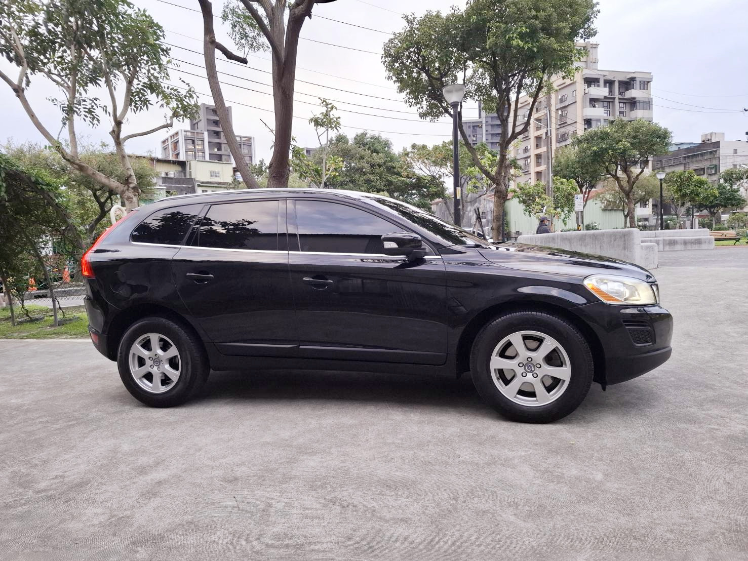2012年 VOLVO XC60 T5 旗艦版 渦輪增壓動力 順暢好開 推力飽滿 典雅黑外觀 質感內裝 舒適寬敞 歡迎預約賞車 LINE：goo5168 洽詢電話：0912423585 宋小姐  第10張相片