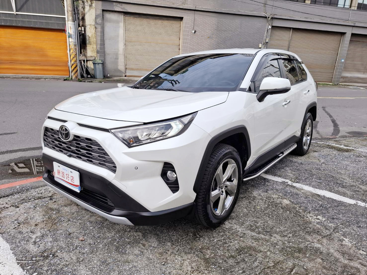 2021 TOYOTA RAV4  5代 旗艦版 保值 空間大 安全性高 省油耐用 家庭人氣王超值入主熱門休旅不是夢 歡迎預約賞車LINE：goo5168 洽詢電話：0912423585 宋小姐 貸款專辦 強力過件  第1張相片