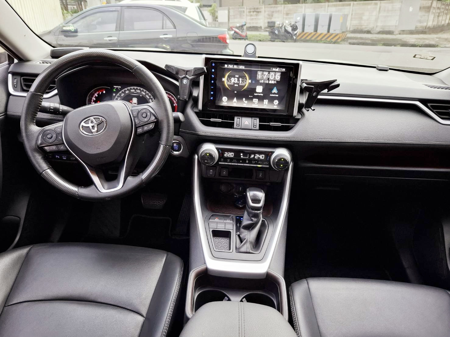 2021 TOYOTA RAV4  5代 旗艦版 保值 空間大 安全性高 省油耐用 家庭人氣王超值入主熱門休旅不是夢 歡迎預約賞車LINE：goo5168 洽詢電話：0912423585 宋小姐 貸款專辦 強力過件  第3張相片