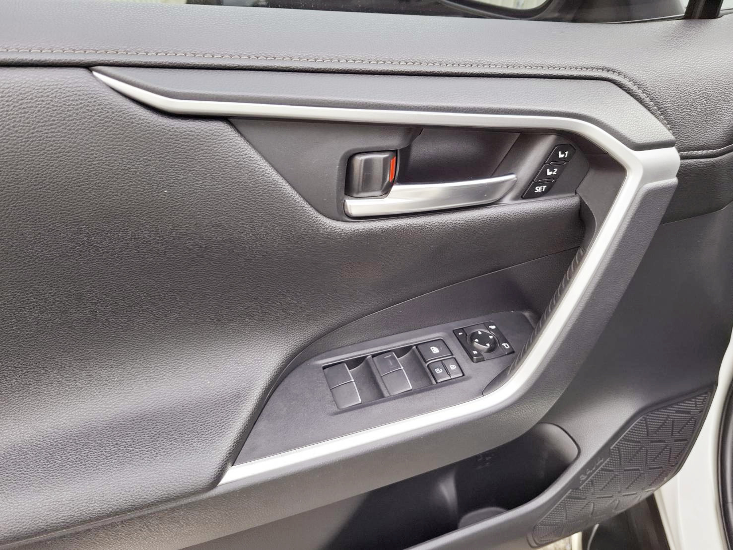 2021 TOYOTA RAV4  5代 旗艦版 保值 空間大 安全性高 省油耐用 家庭人氣王超值入主熱門休旅不是夢 歡迎預約賞車LINE：goo5168 洽詢電話：0912423585 宋小姐 貸款專辦 強力過件  第4張相片