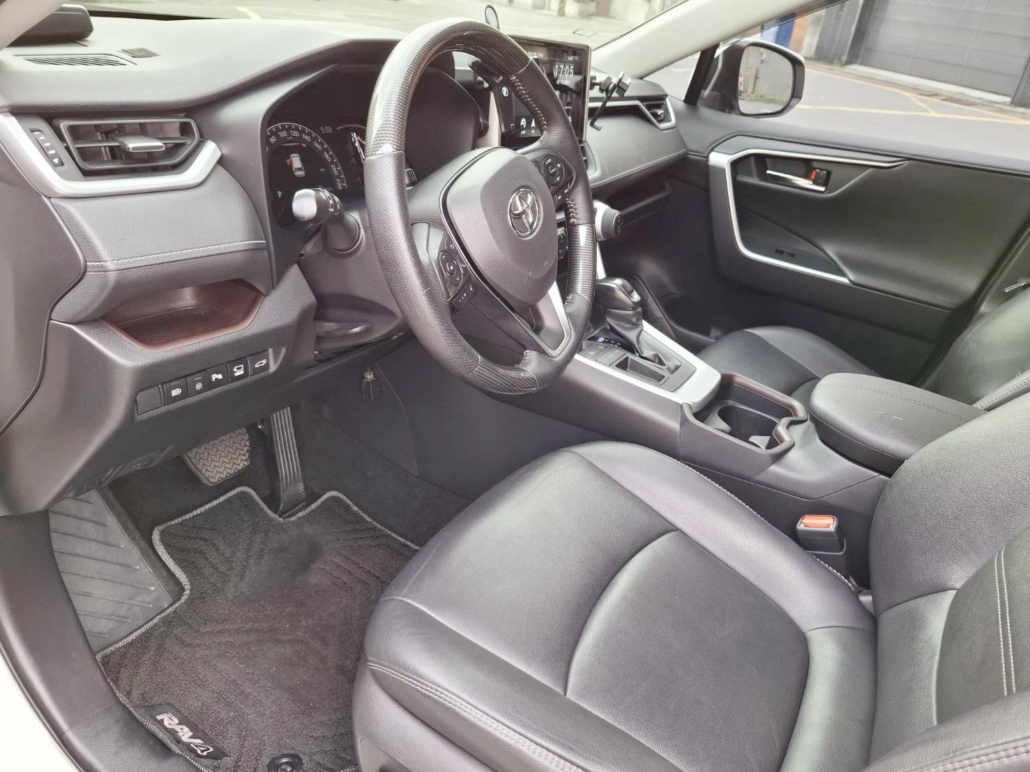 2021 TOYOTA RAV4  5代 旗艦版 保值 空間大 安全性高 省油耐用 家庭人氣王超值入主熱門休旅不是夢 歡迎預約賞車LINE：goo5168 洽詢電話：0912423585 宋小姐 貸款專辦 強力過件  第5張相片