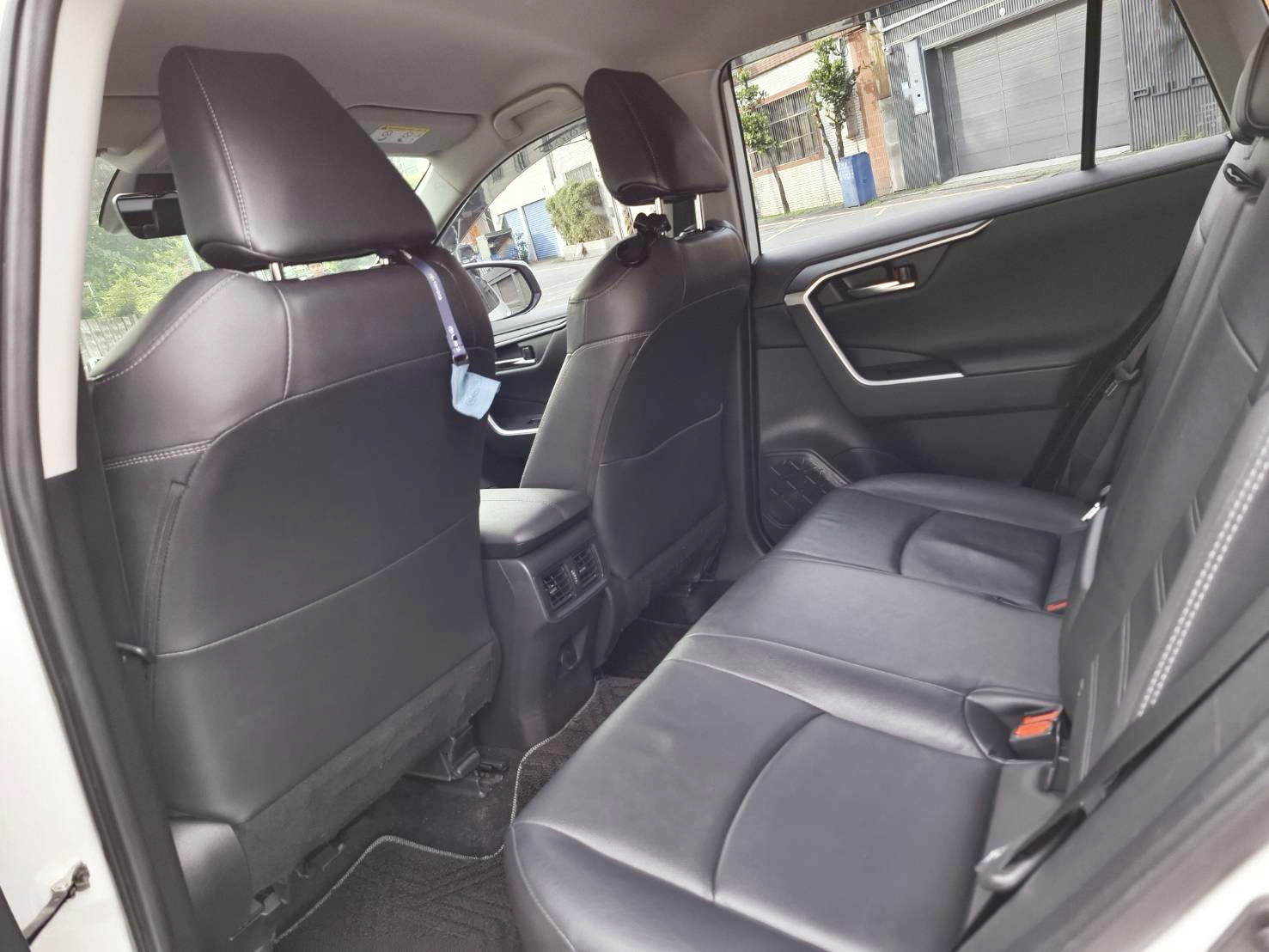 2021 TOYOTA RAV4  5代 旗艦版 保值 空間大 安全性高 省油耐用 家庭人氣王超值入主熱門休旅不是夢 歡迎預約賞車LINE：goo5168 洽詢電話：0912423585 宋小姐 貸款專辦 強力過件  第6張相片