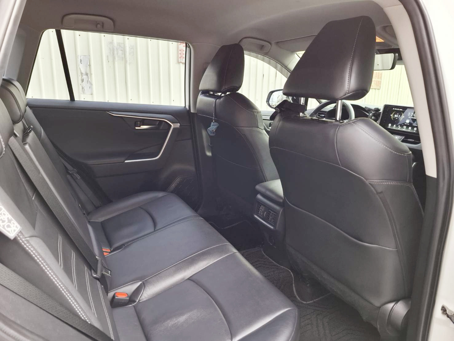 2021 TOYOTA RAV4  5代 旗艦版 保值 空間大 安全性高 省油耐用 家庭人氣王超值入主熱門休旅不是夢 歡迎預約賞車LINE：goo5168 洽詢電話：0912423585 宋小姐 貸款專辦 強力過件  第8張相片