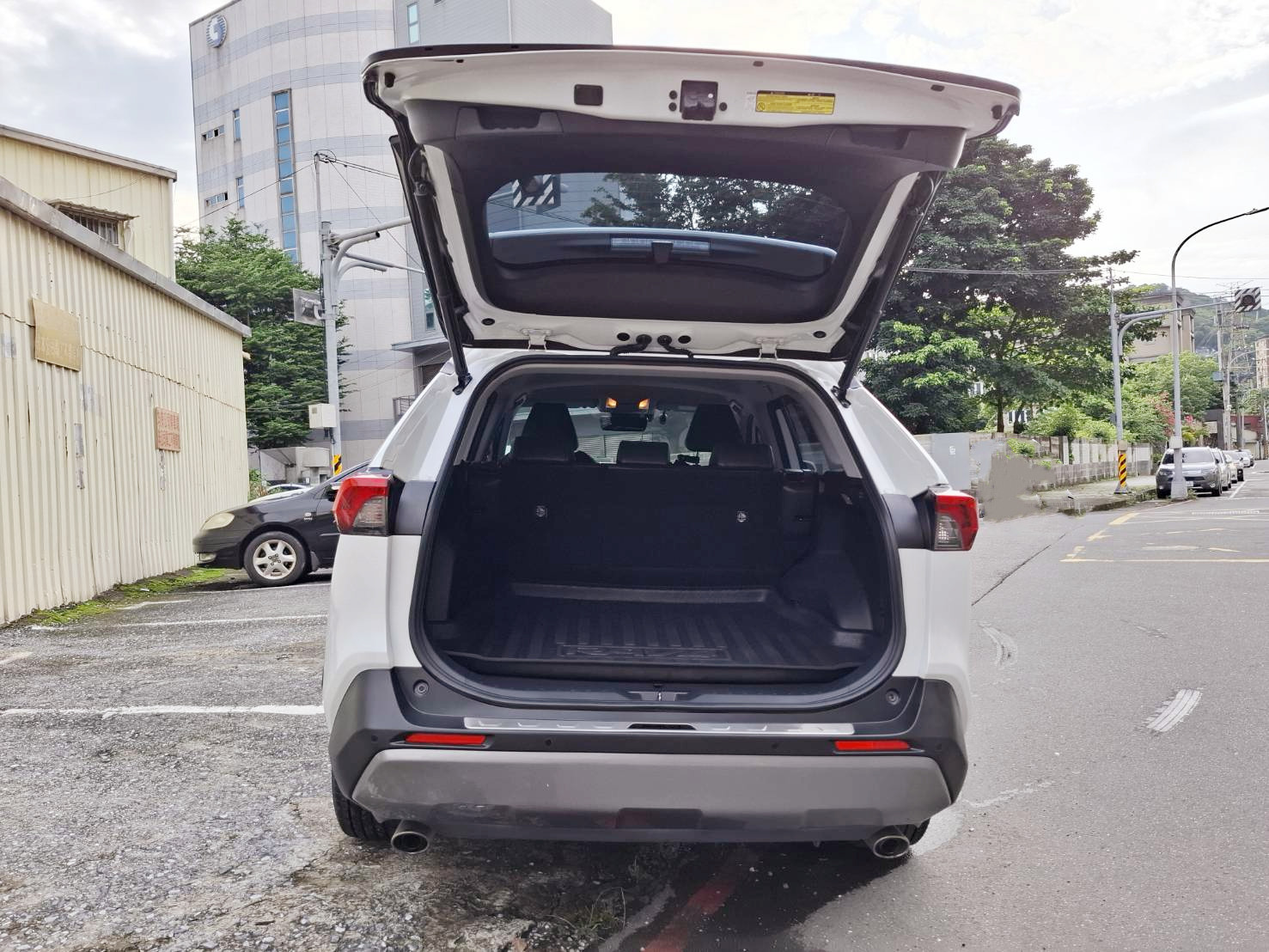 2021 TOYOTA RAV4  5代 旗艦版 保值 空間大 安全性高 省油耐用 家庭人氣王超值入主熱門休旅不是夢 歡迎預約賞車LINE：goo5168 洽詢電話：0912423585 宋小姐 貸款專辦 強力過件  第9張相片